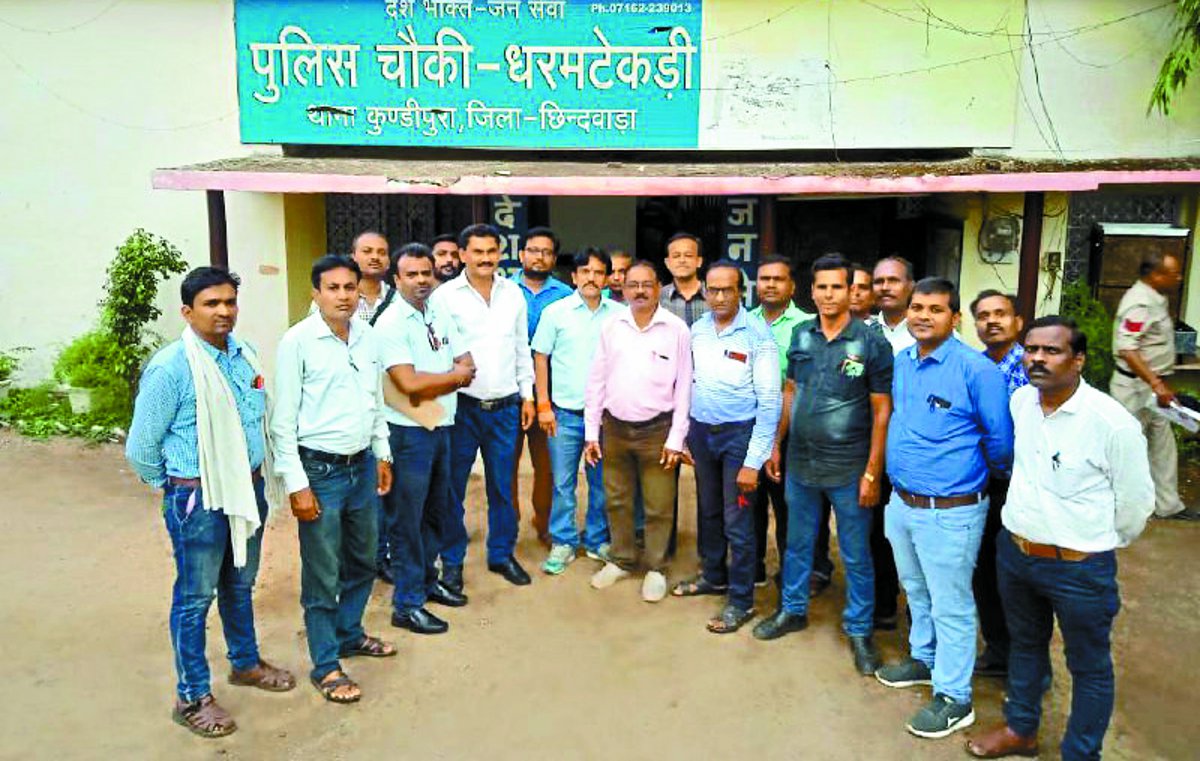 Controversy over PM housing पीएम आवास को लेकर अधिकारी से गाली गलौच