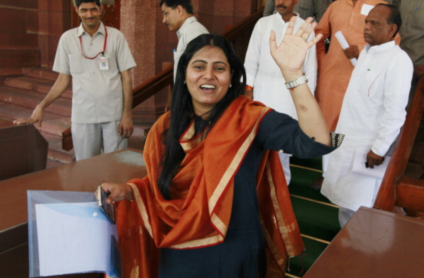 Anupriya Patel Apna Dal S new national President after Ashish Patel आशीष पटेल ने छोड़ा अपना दल (एस) के राष्ट्रीय अध्यक्ष का पद, अब अनुप्रिया पटेल संभालेंगी जिम्मेदारी
