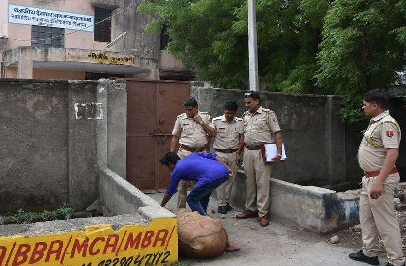 Dead body found गल्र्स कॉलेज के गेट के निकट बोरी में मिला शव, हकीकत सामने आई तो ...