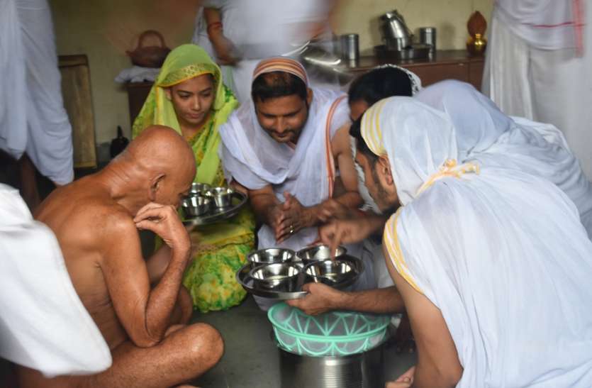 acharya vidyasagar maharaj in hoshangabad आप भी जानें विहार के दौरान कहां विश्राम करते हैं आचार्य विद्यासागर