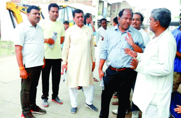Public representatives reaching public and see the dirty ward MLA NEWS : गंदगी देख भड़के विधायक, सीएमओ को दिया कार्रवाई का निर्देश