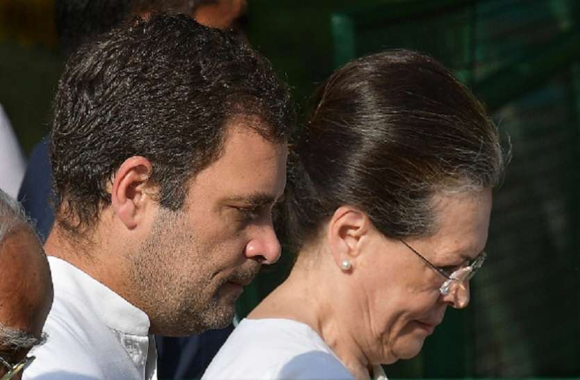 rahul gandhi with sonia gandhi कांग्रेस अध्यक्ष के चुनाव में गांधी परिवार नहीं होगा शामिल, सोनिया के साथ राहुल गांधी जाएंगे अमरीका