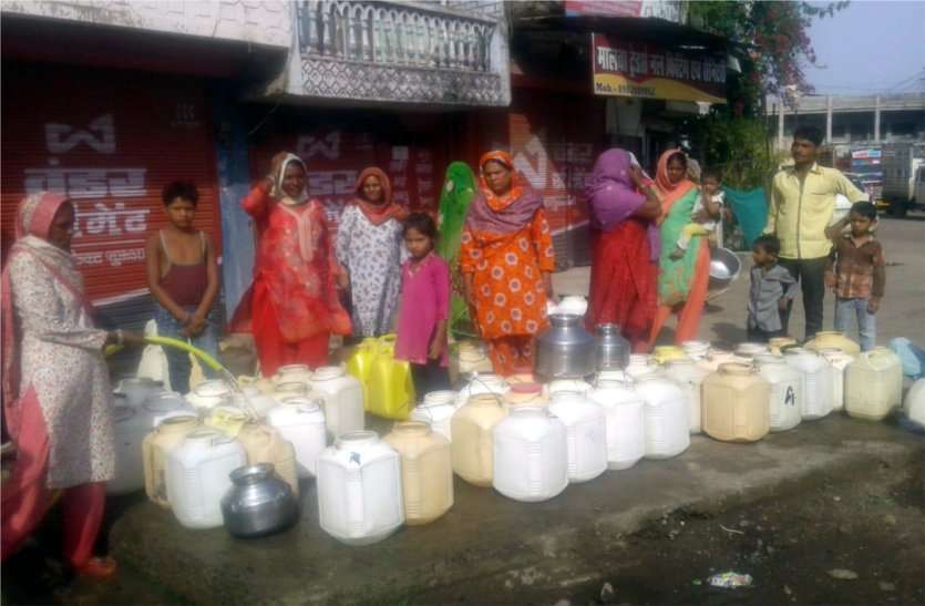 Bagira Basti dependent on an official tap एक सरकारी नल पर निर्भर बागरिया बस्ती