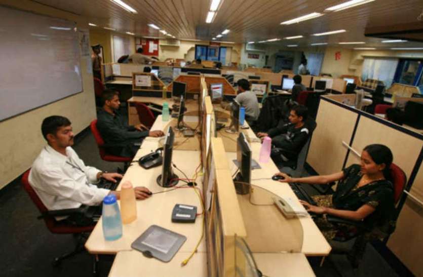 Government officials बजट 2019: सरकारी कंपनियों के लाखों कर्मचारियों पर संकट, क्या निर्मला सीतारमण के पिटारे से निकलेगा कुछ खास?