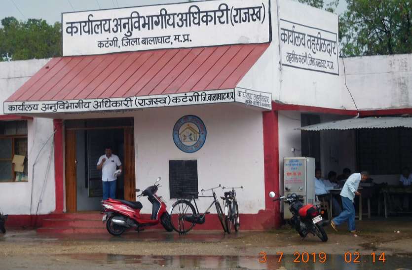 nayab tahsildar नायब तहसीलदार के भरोसे तहसीलें