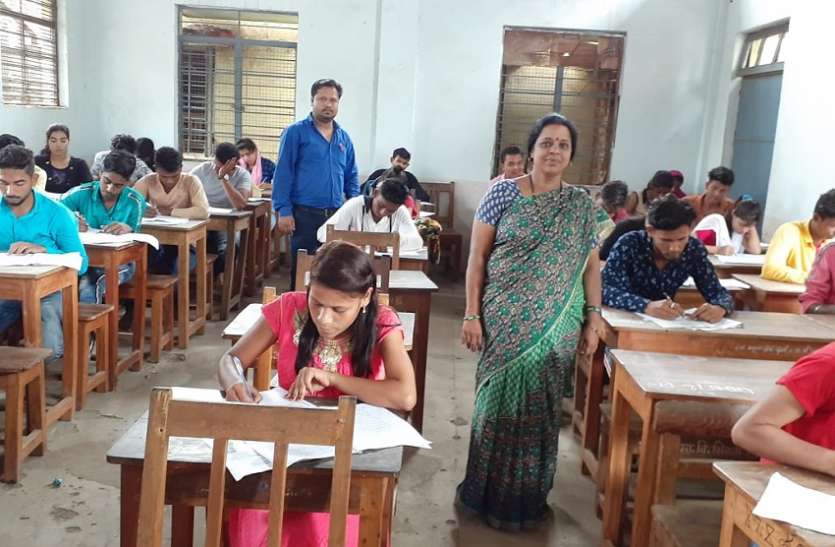 Supplementary examination, MP Board, student, copying, high school, higher secondary आठ परीक्षा केंद्रों में 12वीं के 1788 विद्यार्थियों ने दी पूरक परीक्षा