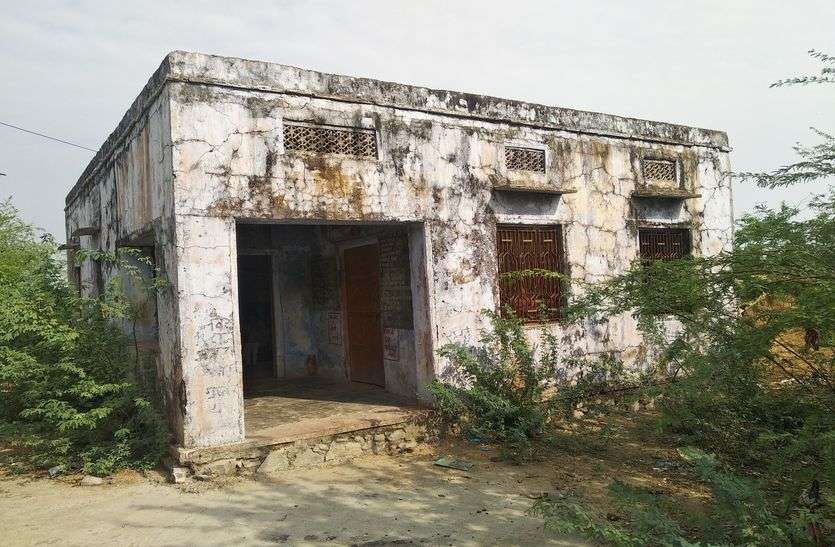 आंगनबाड़ी केंद्र व जर्जर भवन। कंटीली झाडिय़ों व गंदगी से घिरी आंगनबाड़ी