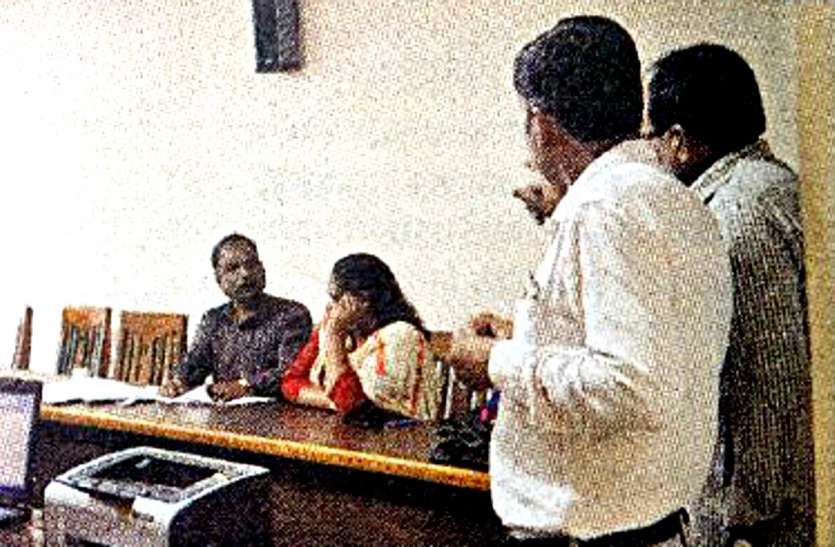 Action of Jabalpur Lokayukta महिला अधिकारी रिश्वत लेते रंगें हाथों गिरफ्तार, इधर पटवारी भी धराया