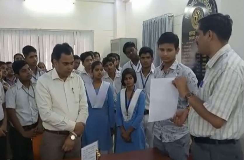 DM Kasgnaj यूपी बोर्ड के पांच विद्यार्थियों को एक दिन का डीएम बनाया, देखें वीडियो