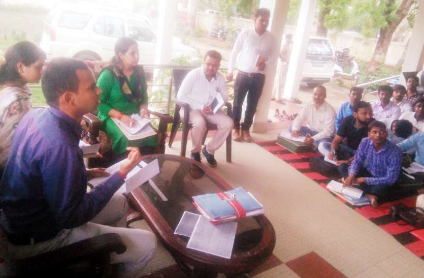 Singrauli collector take action against patwari due to negligence पटवारियों पर भडक़े कलेक्टर, एक का रोका वेतनवृद्धि, पांच के वेतन कटौती का दिया निर्देश