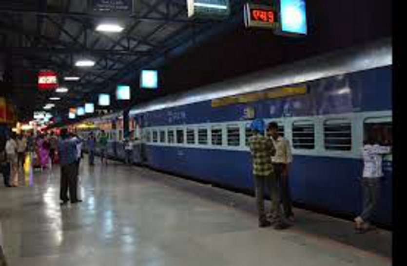 Loot in Bilaspur: loot with businessman in the train व्यापारी से बोला लुटेरा- आईएम जीआरपी पुलिस, निकालो इस बैग में क्या है और लूट लिए 14 लाख के गहने