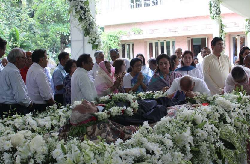 kolkata LAST JOURNEY OF BK BIRLA: नम आंखों से हजारों लोगों ने दी बीके बिड़ला को अंतिम विदाई