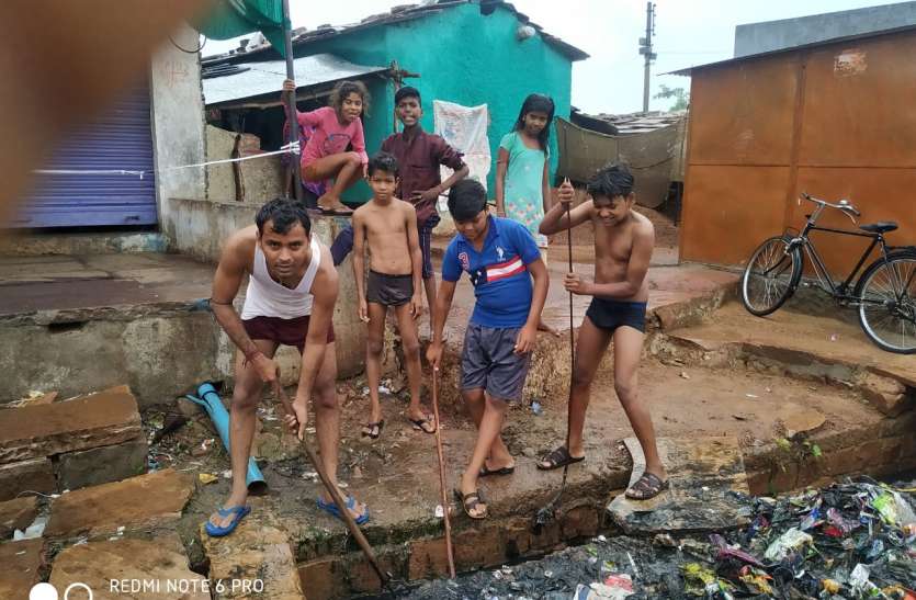 sheopur स्वच्छता दूत बनकर नालियां साफ करने जुटे युवा