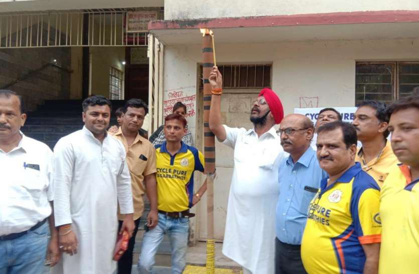 world cup क्रिकेट वर्ल्ड कप 2019 में भारत के जीत के लिए सांई दरबार में जलाया छ: फीट का अगरबत्ती