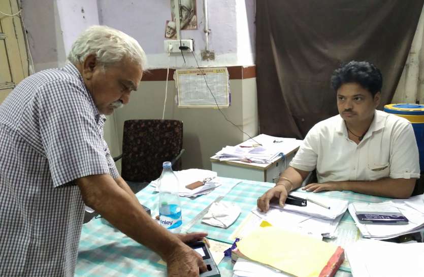 news Thumb Machine News : जिला अस्पताल में अब थंब मशीन से उपस्थिति, अब वेतन मशीन की हाजिरी से मिलेगा