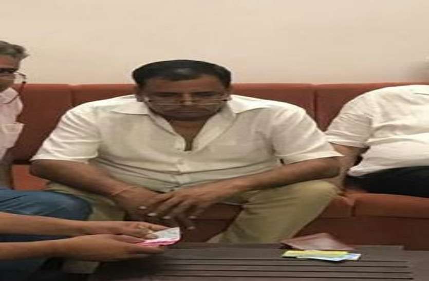 Drug controller and two others send to JC आयुर्वेद का ड्रग कन्ट्रोलर, निरीक्षक व फार्मासिस्ट को जेल भेजा