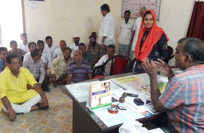 jalore बीडीओ के सामने धरने पर बैठे पूर्व विधायक