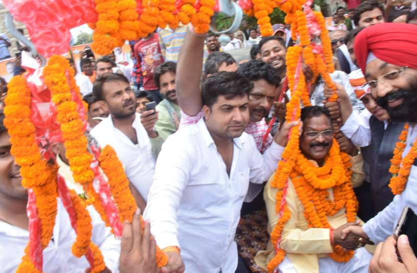 Minister welcomed खाद्य एवं नागरिक आपूर्ति मंत्री का समर्थकों ने किया स्वागत, पैलेस खेमे ने बनाई दूरी