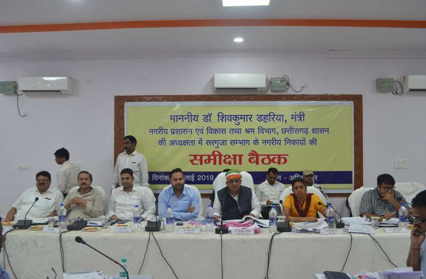 ambikapur news नगरीय प्रशासन मंत्री के कड़े तेवर, चार लापरवाह अफसरों को नोटिस, गड़बड़ी करने वाला क्लर्क सस्पेंड