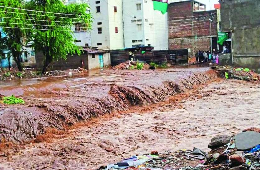 Alirajpur Rain बारिश से सडक़ें सराबोर, कॉलोनियों में भरा पानी
