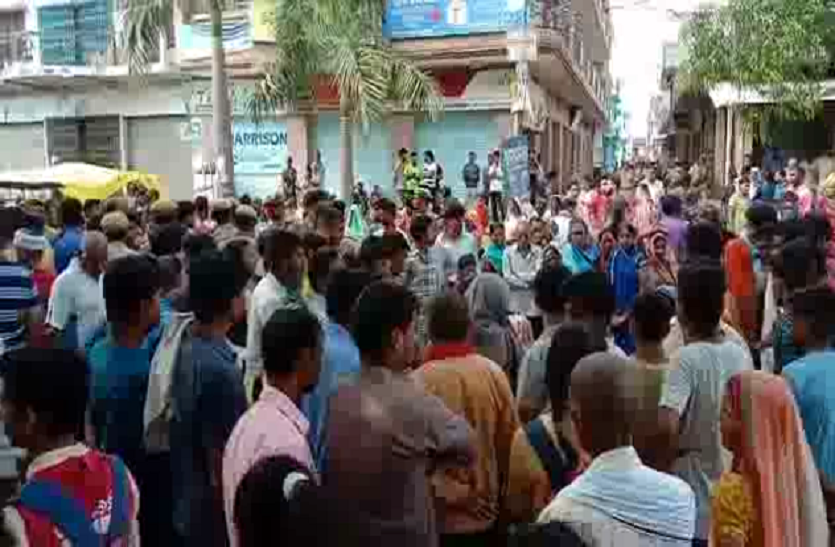 Uproar in hospital नर्सिंग होम में जच्चा- बच्चा की मौत, आक्रोशित लोगों ने किया जमकर हंगामा