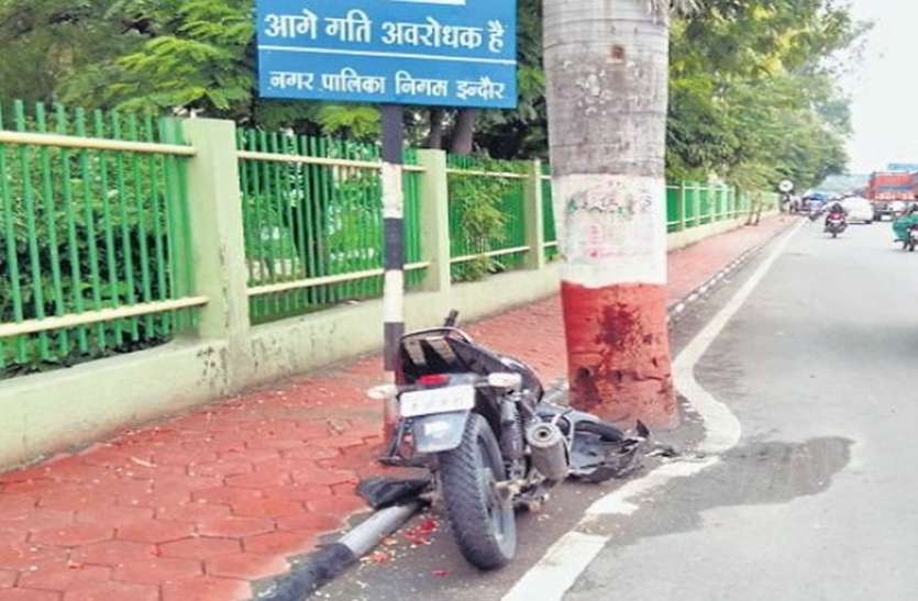 indore बारिश में नहीं दिखा पेड़, बाइक टकराई, युवक की मौत