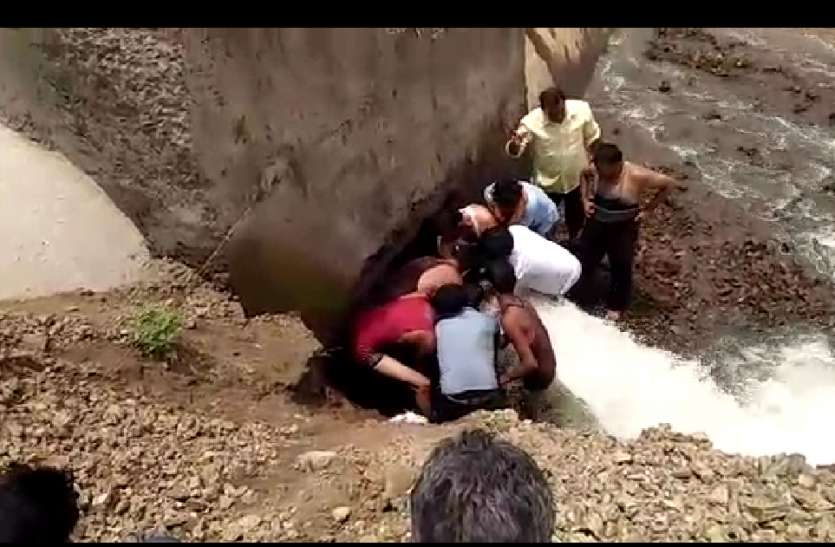 dhar नहर टेस्टिंग में आमने सामने हुए अधिकारी और किसान