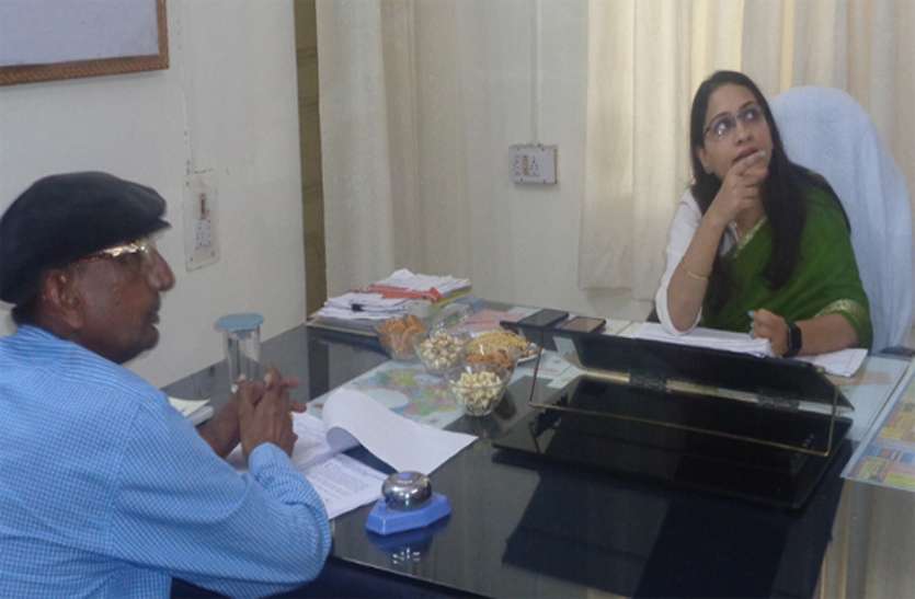 dholpur news dholpur कलक्टर सख्त, आमजन की सुनवाई के लिए लगाएं बोर्ड