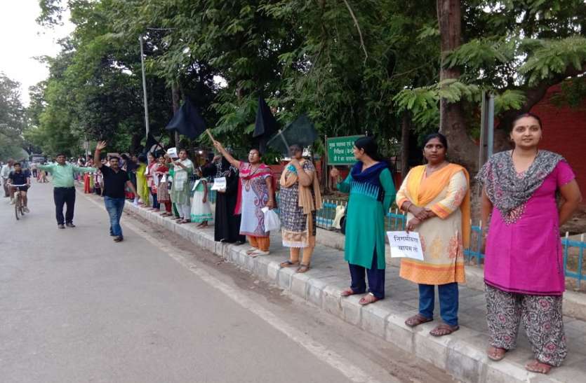 DLW employees set up Human chain with family against incorporation डीएलडब्ल्यू निगमीकरणः कर्मचारियों का परिवार ही नहीं, आस-पास के ग्रामीणों का भी आंदोलन को समर्थन