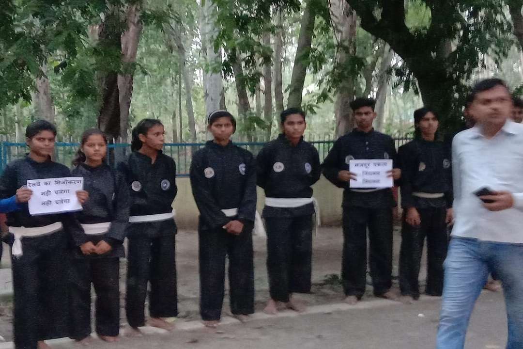 डीएलडब्ल्यू निगमीकरण के विरोध में मानव श्रृंखला में शामिल कराटे खिलाड़ी