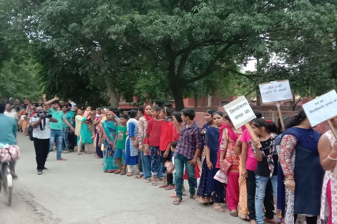 डीएलडब्ल्यू निगमीकरण के विरोध में मानव श्रृंखला में शामिल महिलाएं