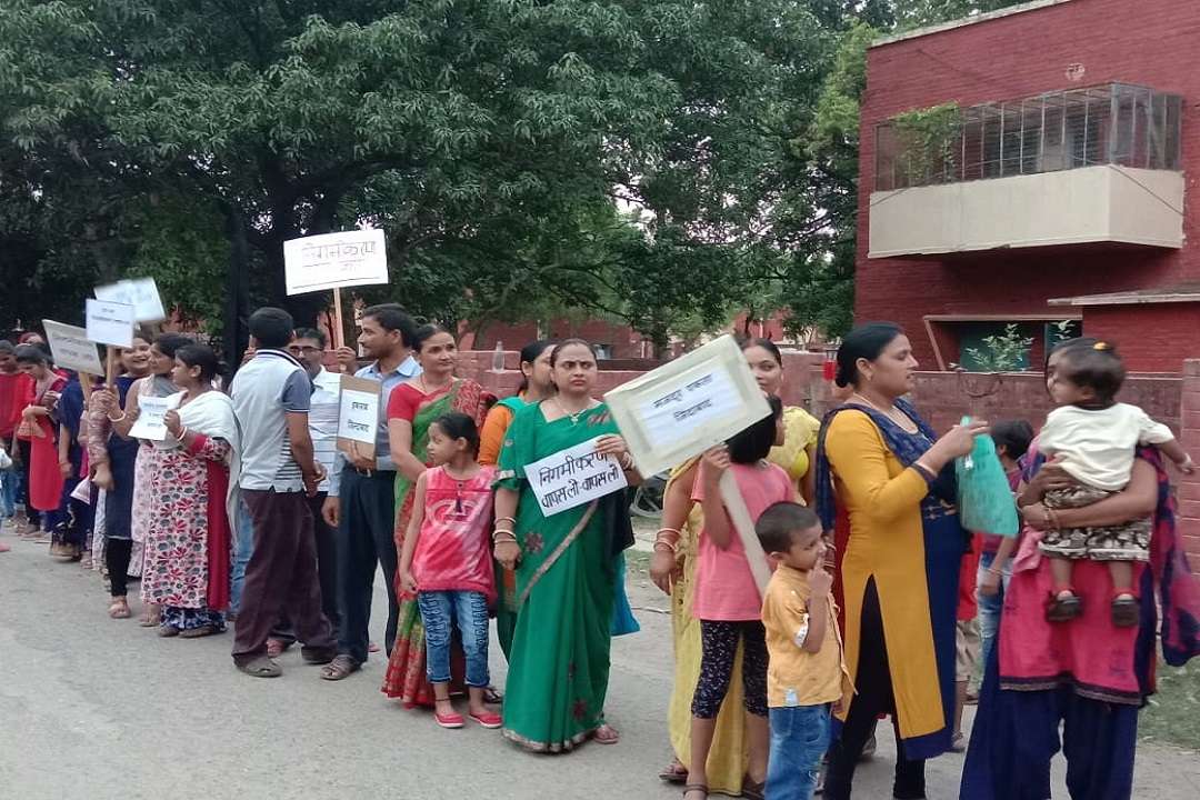 डीएलडब्ल्यू निगमीकरण के विरोध में मानव श्रृंखला में शामिल महिलाएं व बच्चे