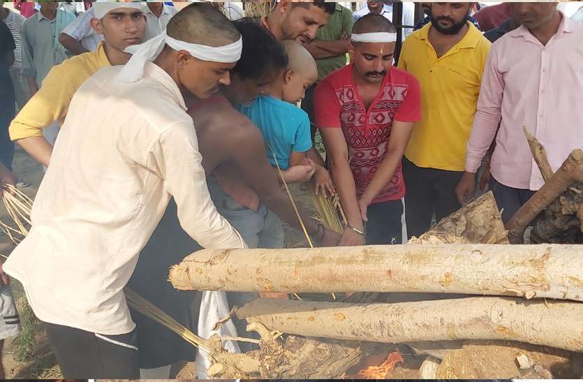 CRPF Jawan Funeral : सीआरपीएफ के जवान सिकंदर सिंह का बुधवार को उसके गांव में राजकीय सम्मान के साथ अंतिम संस्कार किया गया।