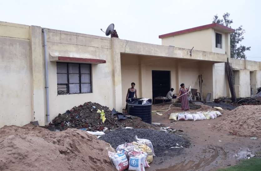 Hostel, government girl's college, PWD, hostel building, itarsi अधूरा छात्रावास भवन असुरक्षित, पीडब्ल्यूडी का जवाब जितनी राशि थी उतना बना दिया