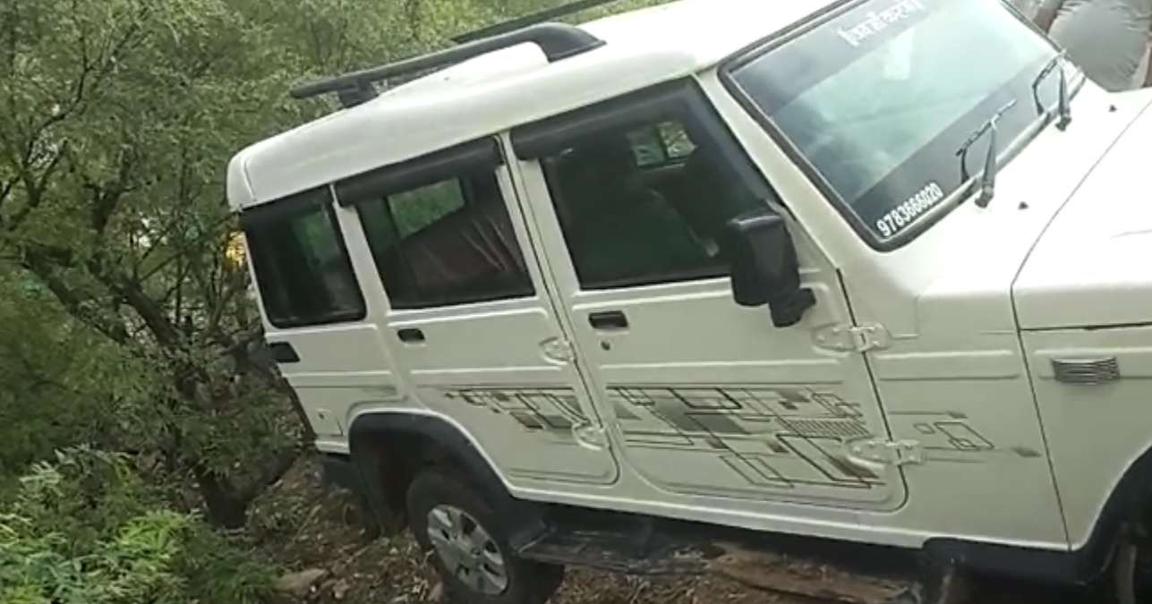 JEEP Hanging Over Mountain : सीकर जिले के जीणमाता में दर्शनों के लिए पहुंचे श्रद्धालुओं की सांसे गुरुवार सुबह 600 फीट ऊंचाई पर अटक गई।