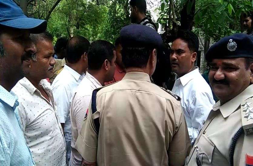 chittorgarh ज्ञापन देने आए विधायक, प्रधान ने की मनमानी, पुलिस ने रोका तो भिड़ गए