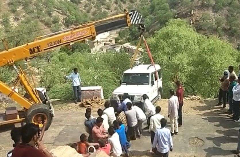 JEEP Hanging Over Mountain : सीकर जिले के जीणमाता में दर्शनों के लिए पहुंचे श्रद्धालुओं की सांसे गुरुवार सुबह 600 फीट ऊंचाई पर अटक गई।