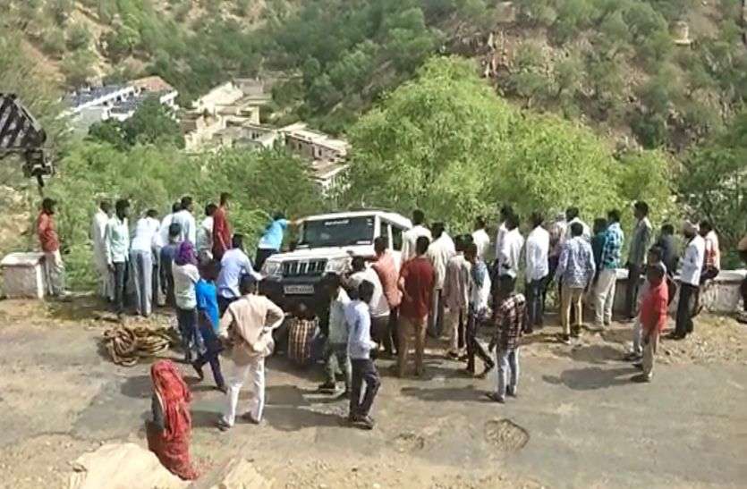 JEEP Hanging Over Mountain : सीकर जिले के जीणमाता में दर्शनों के लिए पहुंचे श्रद्धालुओं की सांसे गुरुवार सुबह 600 फीट ऊंचाई पर अटक गई।