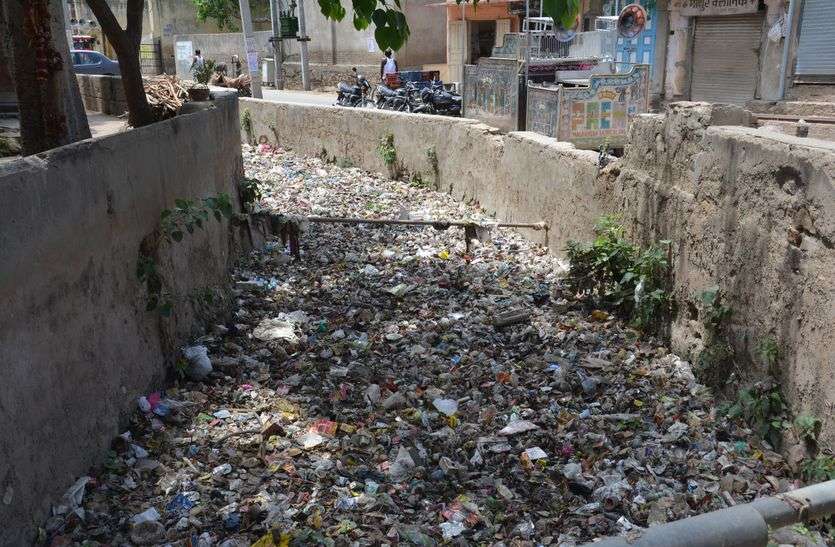 Sewerage Fill With Garbage In Alwar अलवर : इस मानसून सडक़ों पर फिर से भरेगा नालों का गंदा पानी क्योंकि नालों मे भरा हुआ है कचरा