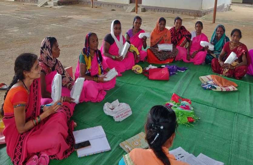 cgnews छत्तीसगढ़ : FREE में सेनेटरी नेपकिन बांट रहीं PADWOMEN
