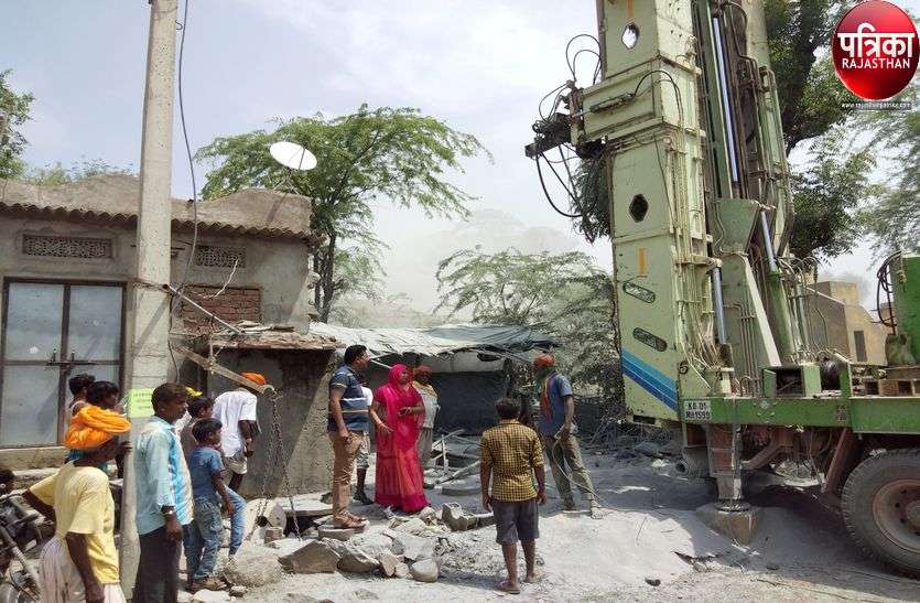 Five handpumps set by Bhamashah in Pali यहां पेयजल संकट गहराने लगा तो भामाशाह ने खुदवा दिए पांच हैंडपम्प, ग्रामीणों में खुशी का माहौल