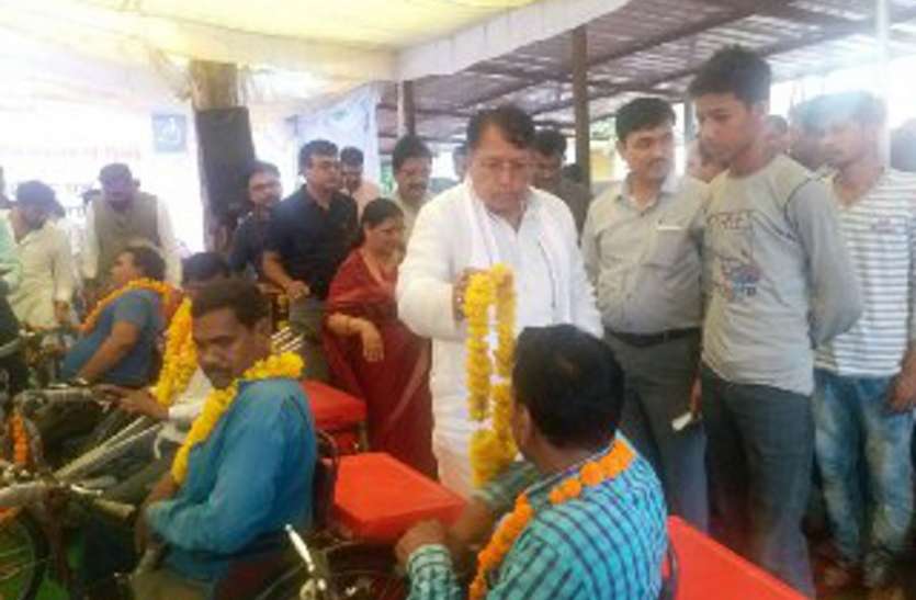 pc sharma मोटराइज्ड ट्रायसिकल लेने के लिए पांच घंटे इंतजार किया दिव्यांगों ने, देर से पहुंचे मंत्री