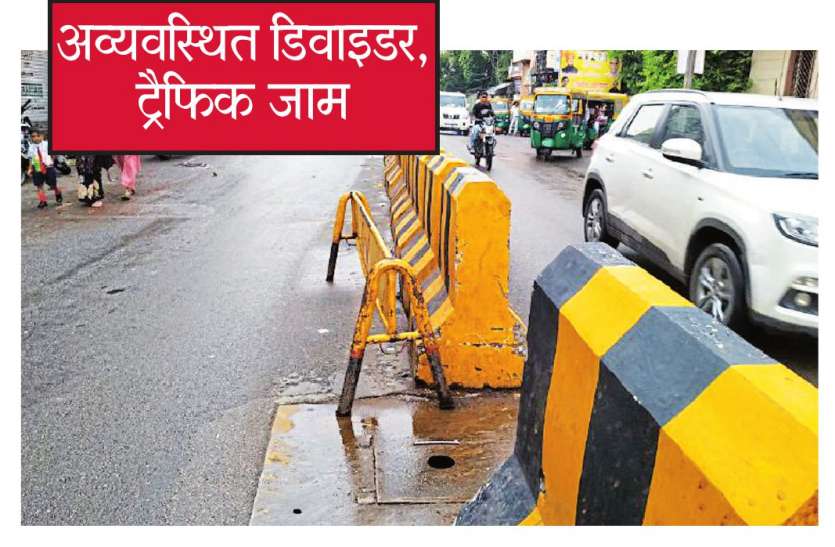 Divider सीमेंट के वजनी डिवाइडर वाहनों के लिए मुसीबत