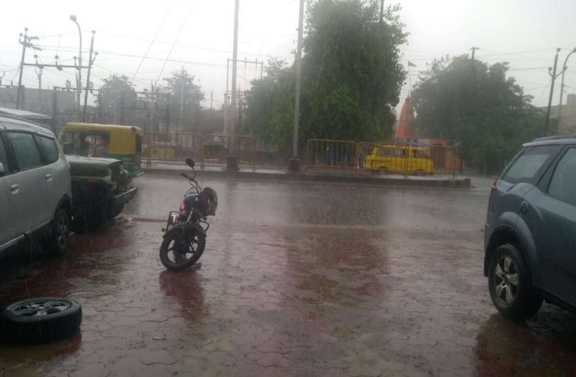 rain शहर में हुई झमाझम बारिश से खिले लोगों के चेहरे