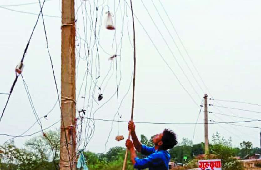 Tandon village case बांस-बल्लियों के सहारे लटक रहे विद्युत तार, भय के साये में ग्रामीण