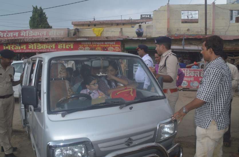 Police officers see the condition of children in school vehicles स्कूली वाहनों में बच्चों की हालत देख पुलिस अधिकारियों के उड़े होश, जानिए क्या उठाया कदम