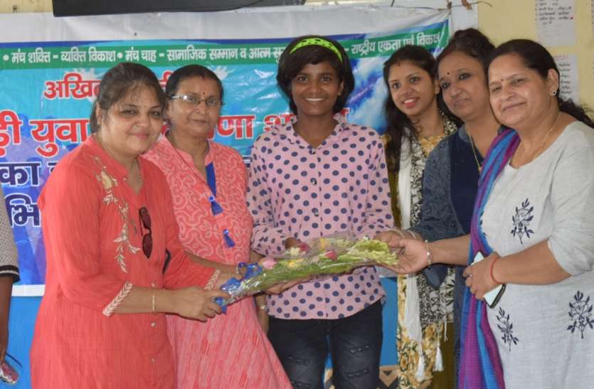 नागेपुर गांव में महिलाओं ने शुरू किया जनसंख्या नियंत्रण अभियान नागेपुर गांव में महिलाओं ने शुरू किया जनसंख्या नियंत्रण अभियान