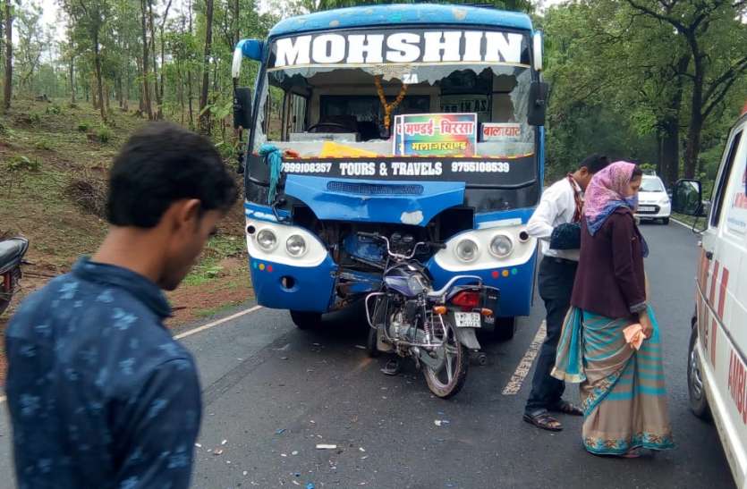 balaghat बस ने मारी बाइक को टक्कर, पति की मौत पत्नी गंभीर