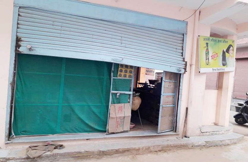 Theft in the shop थाने से महज 50 मीटर की दूरी पर दुकान से गल्ले में रखी नगदी चोरी
