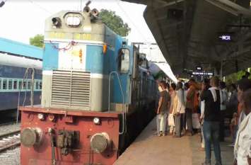 Indian Railway New Train Video in Mahoba Video : यूपी के इस जिले को कई सालों बाद मिली नई रेल की सौगात, यात्रियों में दिखा उत्साह